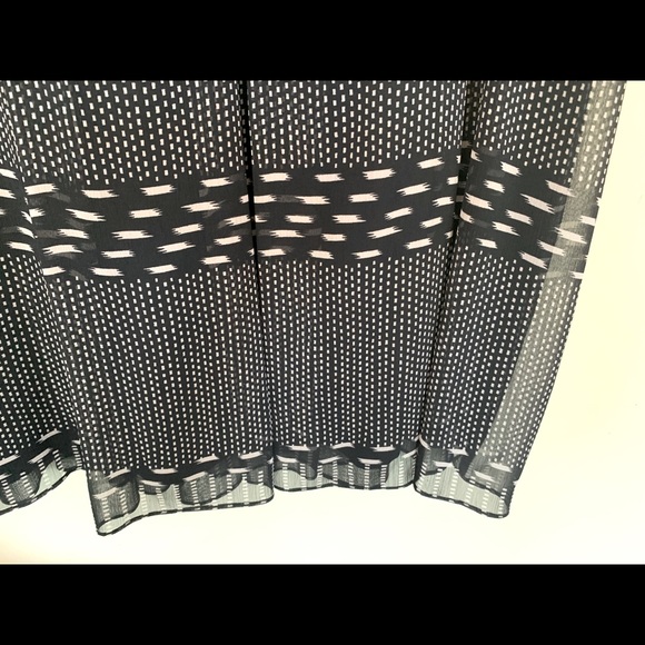 Classic Black & white sheer viscose pleaded skirt just below the knee US 10 - 12 - Picture 3 of 15